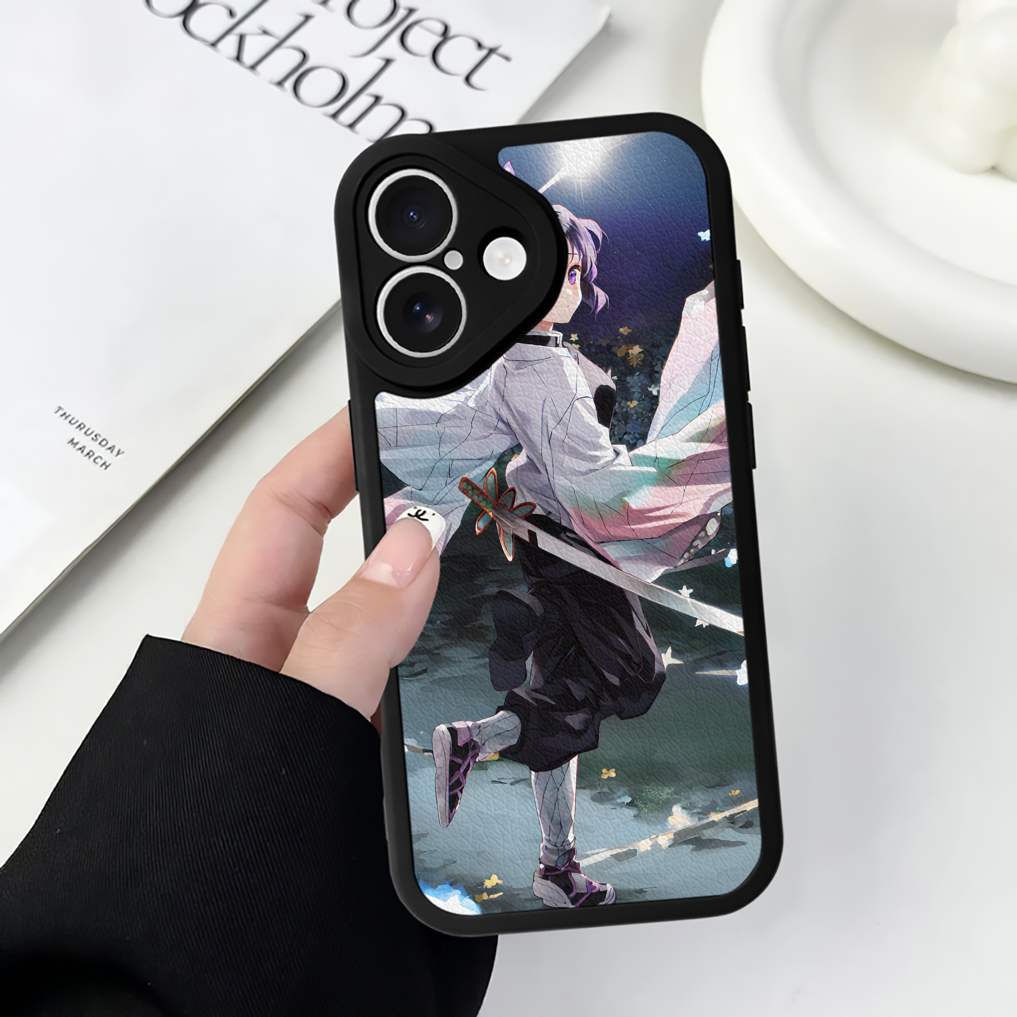 （画像用） 鬼滅の刃（きめつのやいば）蟲柱-胡蝶 しのぶ／こちょう しのぶ Kochou Shinobu 【iPhone 16シリーズ対応】シリコンスマホケース（レザー調） 材質：シリコン